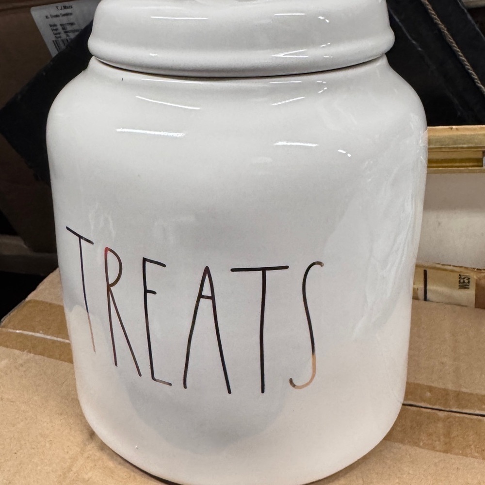 Rae Dunn XL White/Gold “Treats” Canister - rubber rimmed lot for great seal NWT